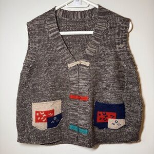 Sweater vest brown and white knit with patchwork pockets and buttons to fasten
